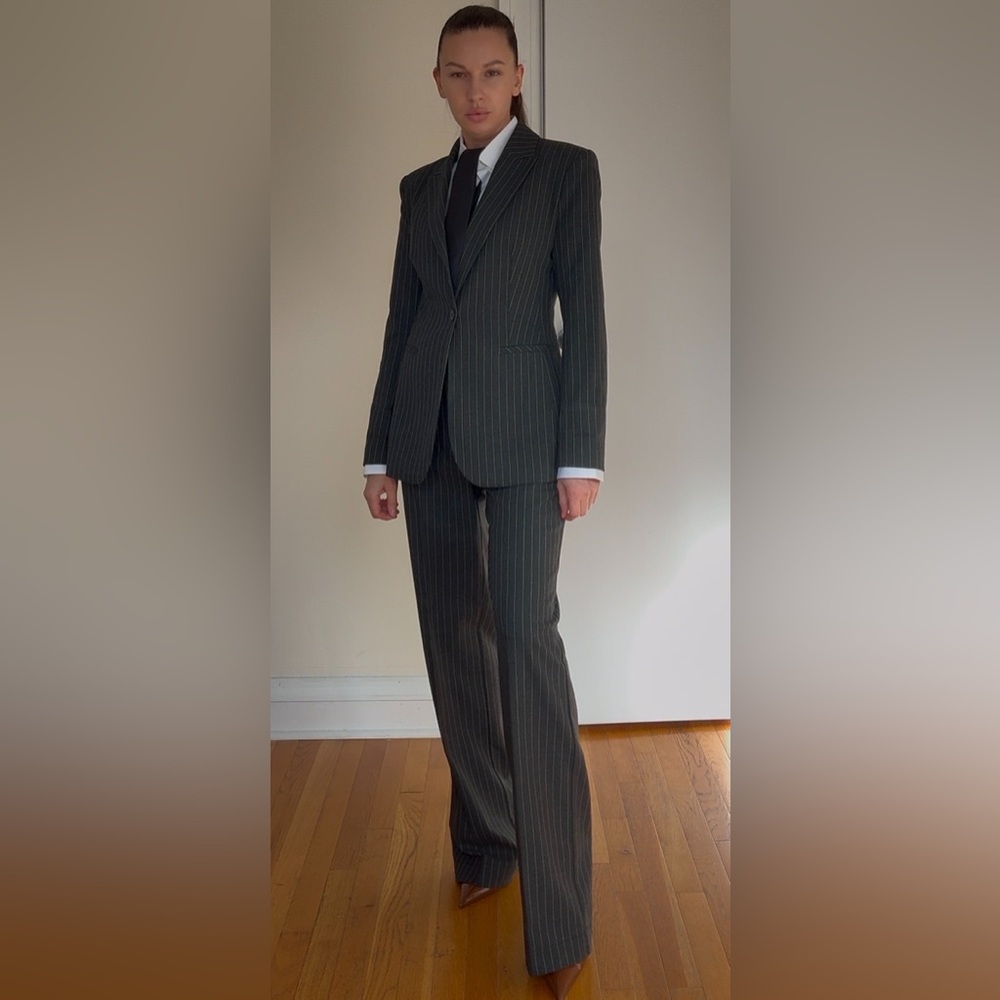 NEW Stylish suit with a perfect fit Italian brand